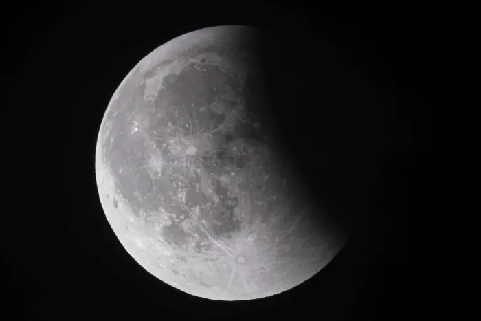 Gerahmter Druck : Nach einem totalen Mondfinsternis. Gerahmter Druck : Nach einem totalen Mondfinsternis.