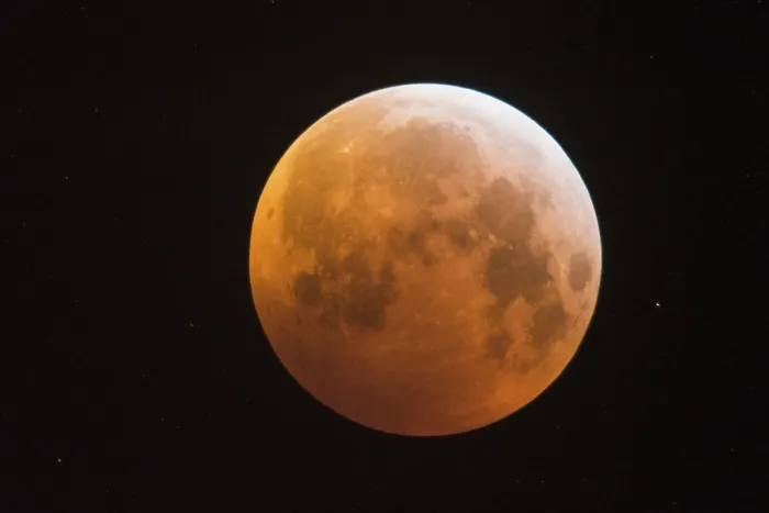 Gerahmter Druck : Totaler Mondfinsternis mit Blutmond. Gerahmter Druck : Totaler Mondfinsternis mit Blutmond.