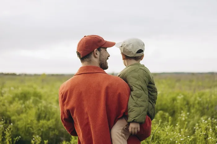 Gerahmter Druck : Ein berührendes Bild eines Vaters und Sohnes, die gemeinsam durch einen dichten Wald gehen. Gerahmter Druck : Ein berührendes Bild eines Vaters und Sohnes, die gemeinsam durch einen dichten Wald gehen.