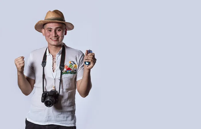 Gerahmter Druck : Tourist in einem Hut mit einer Kamera. Gerahmter Druck : Tourist in einem Hut mit einer Kamera.