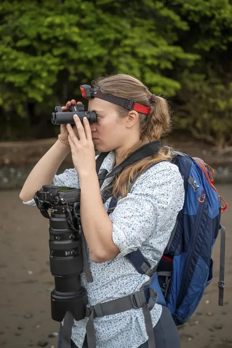 Gerahmter Druck : Tourist mit Fernglas Gerahmter Druck : Tourist mit Fernglas