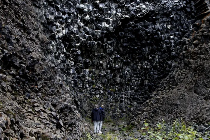Gerahmter Druck : Touristen, säulige Basalt, Echtfelsen. Gerahmter Druck : Touristen, säulige Basalt, Echtfelsen.