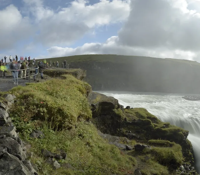 Gerahmter Druck : Touristen am Gullfoss-Wasserfall Gerahmter Druck : Touristen am Gullfoss-Wasserfall