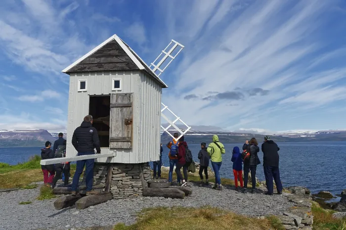 Gerahmter Druck : Touristen am kleinen Windmühlen. Gerahmter Druck : Touristen am kleinen Windmühlen.