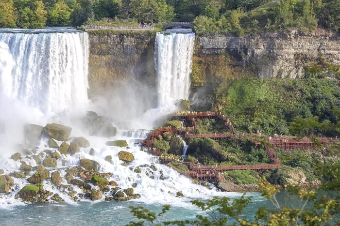 Gerahmter Druck : Touristen vor einem Wasserfall Gerahmter Druck : Touristen vor einem Wasserfall
