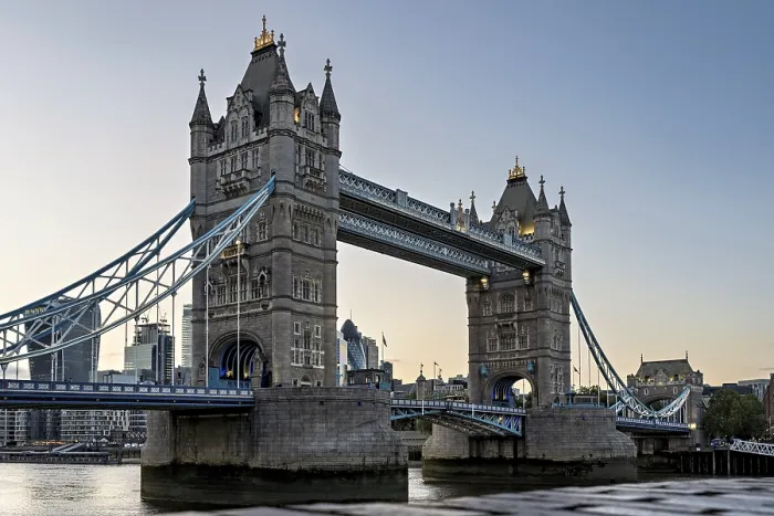 Gerahmter Druck : Der Tower Bridge in der Abendbeleuchtung. Gerahmter Druck : Der Tower Bridge in der Abendbeleuchtung.