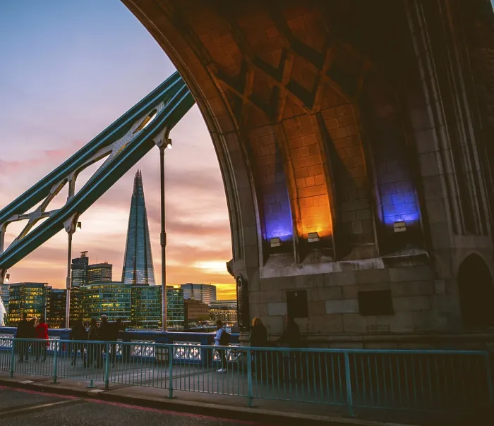 Gerahmter Druck : Tower Bridge, Blick durch das Tor auf The Shard. Gerahmter Druck : Tower Bridge, Blick durch das Tor auf The Shard.