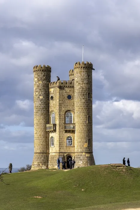 Gerahmter Druck : Turm, Broadway Tower, Menschen, Wolken Gerahmter Druck : Turm, Broadway Tower, Menschen, Wolken