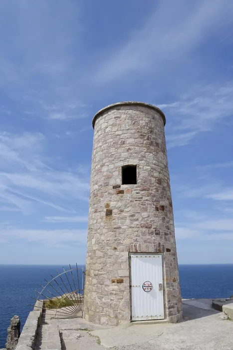 Gerahmter Druck : Turm, Cap Frehel an der Küste Gerahmter Druck : Turm, Cap Frehel an der Küste