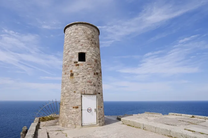 Gerahmter Druck : Turm, Cap Frehel an der Küste. Gerahmter Druck : Turm, Cap Frehel an der Küste.