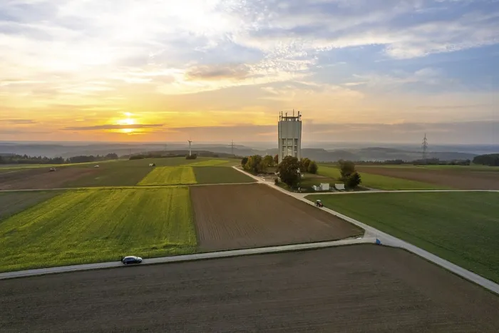 Gerahmter Druck : Ein Turm überblickt Felder und einen hellen Himmel. Gerahmter Druck : Ein Turm überblickt Felder und einen hellen Himmel.