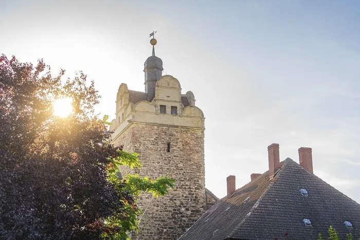 Gerahmter Druck : Turm mit Steinmauer im Sonnenlicht. Gerahmter Druck : Turm mit Steinmauer im Sonnenlicht.