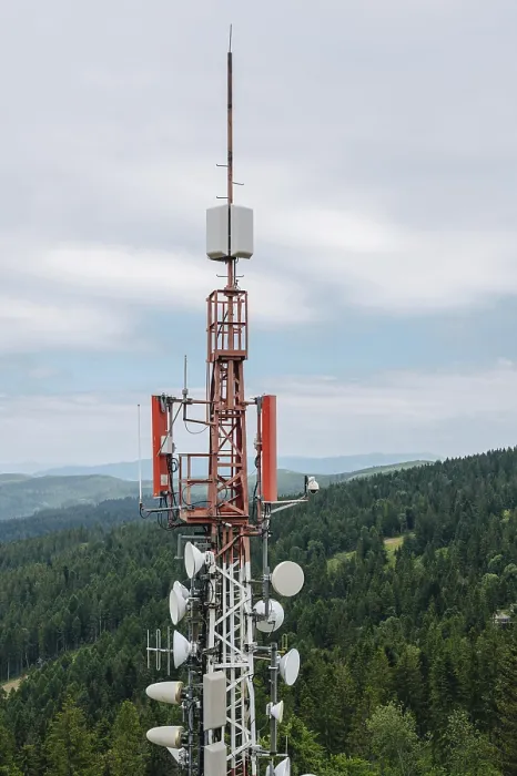Gerahmter Druck : Ein imposanter Kommunikationsarray, das mit verschiedenen Antennen und Platten ausgestattet ist. Gerahmter Druck : Ein imposanter Kommunikationsarray, das mit verschiedenen Antennen und Platten ausgestattet ist.