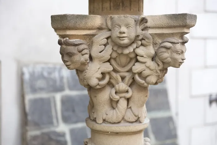 Gerahmter Druck : Detail auf den Stufen des Rathauses in Görlitz. Gerahmter Druck : Detail auf den Stufen des Rathauses in Görlitz.