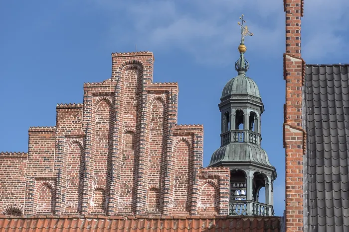 Gerahmter Druck : Rathaus-Turm mit Carillon, historische gestufte Giebelfront. Gerahmter Druck : Rathaus-Turm mit Carillon, historische gestufte Giebelfront.