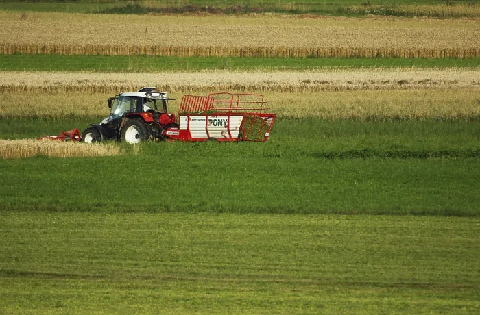 Gerahmter Druck : Traktor im Feld. Gerahmter Druck : Traktor im Feld.