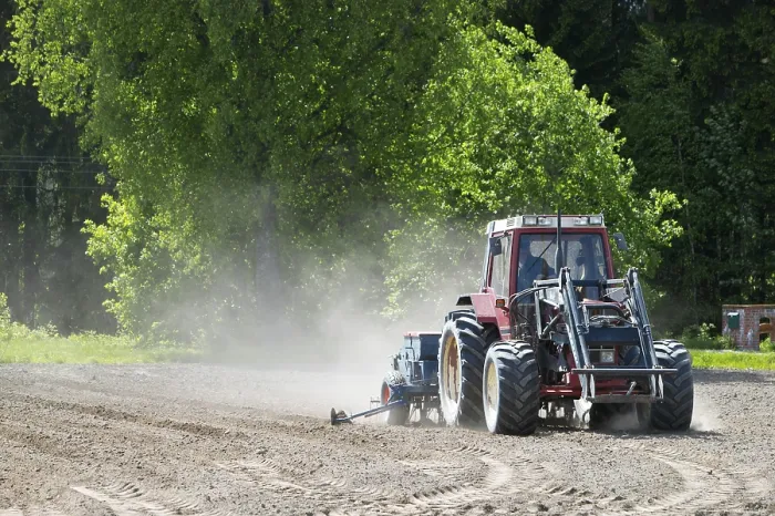 Gerahmter Druck : Mähdrescher im Feld - Staub. Gerahmter Druck : Mähdrescher im Feld - Staub.