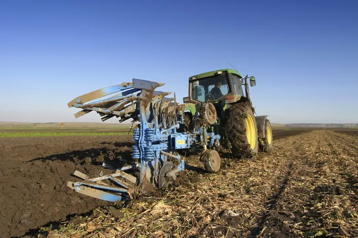 Gerahmter Druck : Mähdrescher mit Pflug in einem Feld. Gerahmter Druck : Mähdrescher mit Pflug in einem Feld.