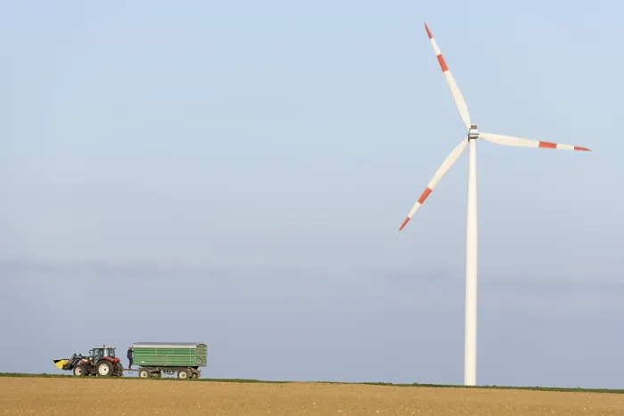 Gerahmter Druck : Traktor mit Anhänger in einem Feld. Gerahmter Druck : Traktor mit Anhänger in einem Feld.