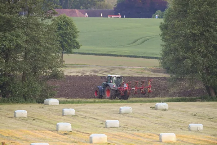 Gerahmter Druck : Ein Traktor arbeitet im Feld. Gerahmter Druck : Ein Traktor arbeitet im Feld.