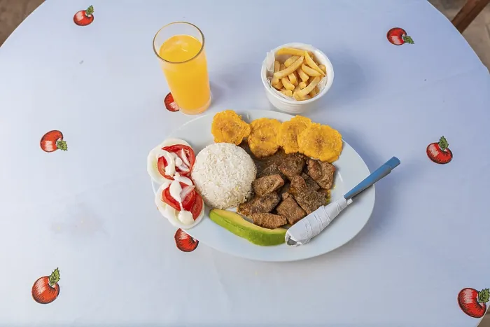 Gerahmter Druck : Traditionelles Mittagessen wird am Tisch serviert.