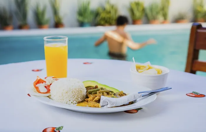 Gerahmter Druck : Traditionelles Frühstück wird am Pool serviert. Gerahmter Druck : Traditionelles Frühstück wird am Pool serviert.
