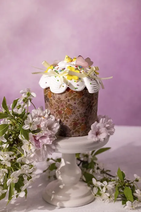 Gerahmter Druck : Traditioneller Ostkuchen mit weißer Glasur. Gerahmter Druck : Traditioneller Ostkuchen mit weißer Glasur.