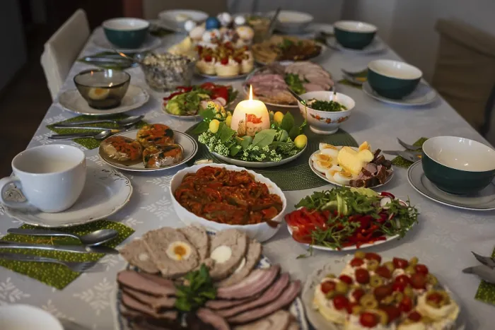 Gerahmter Druck : Traditionelle Ostertafel mit Eiern, Zurek-Suppe und verschiedenen Gerichten für ein polnisches Frühstück während der Osterfeier. Gerahmter Druck : Traditionelle Ostertafel mit Eiern, Zurek-Suppe und verschiedenen Gerichten für ein polnisches Frühstück während der Osterfeier.