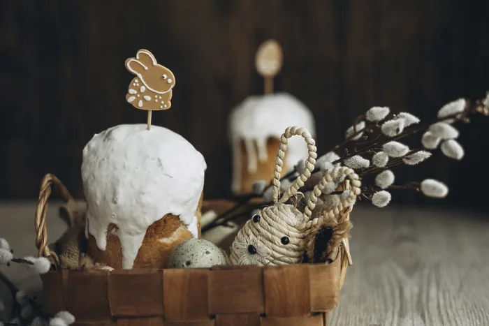 Gerahmter Druck : Ein traditionelles Osterarrangement mit Kulich. Gerahmter Druck : Ein traditionelles Osterarrangement mit Kulich.
