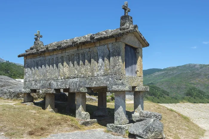 Gerahmter Druck : Traditionelle Espigueiros, Getreidespeicher. Gerahmter Druck : Traditionelle Espigueiros, Getreidespeicher.