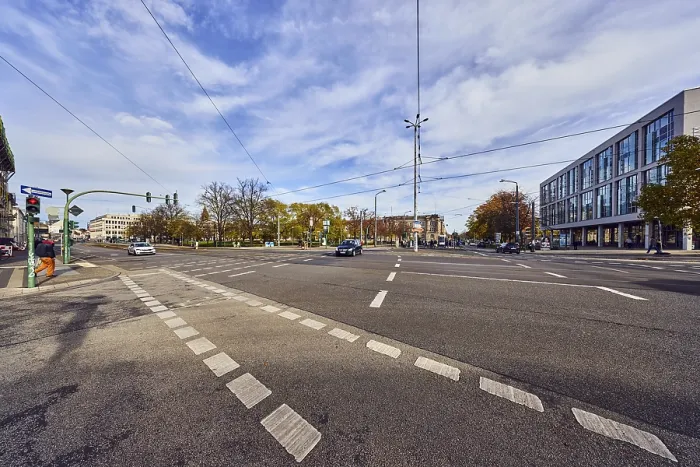 Gerahmter Druck : Verkehrsbereich, allgemeine Architektur, Laterne, Verkehrslichtsystem, Fahrradweg, Straßen, Fahrweg, Bäume, blauer Himmel mit Cumulus- und Cirruswolken bei der Kreuzung Yorckstraße / Friedrich-Ebert-Straße / Am Kanal in Potsdam. Gerahmter Druck : Verkehrsbereich, allgemeine Architektur, Laterne, Verkehrslichtsystem, Fahrradweg, Straßen, Fahrweg, Bäume, blauer Himmel mit Cumulus- und Cirruswolken bei der Kreuzung Yorckstraße / Friedrich-Ebert-Straße / Am Kanal in Potsdam.