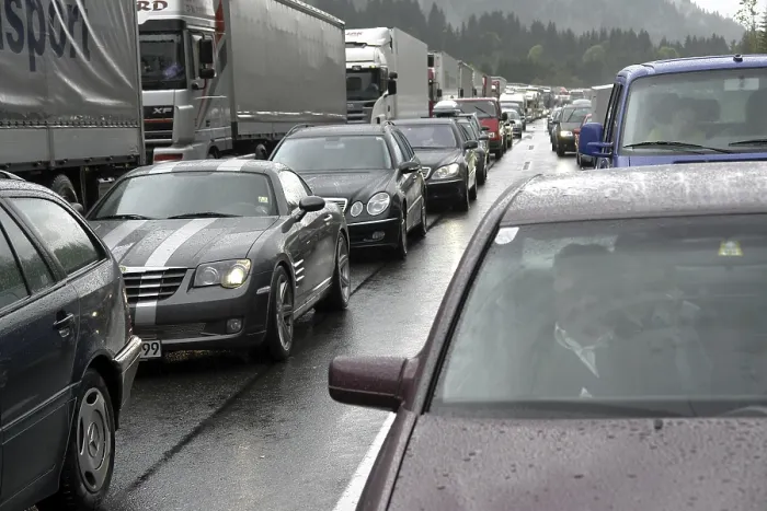 Gerahmter Druck : Verkehrsstau auf einer Autobahn. Gerahmter Druck : Verkehrsstau auf einer Autobahn.