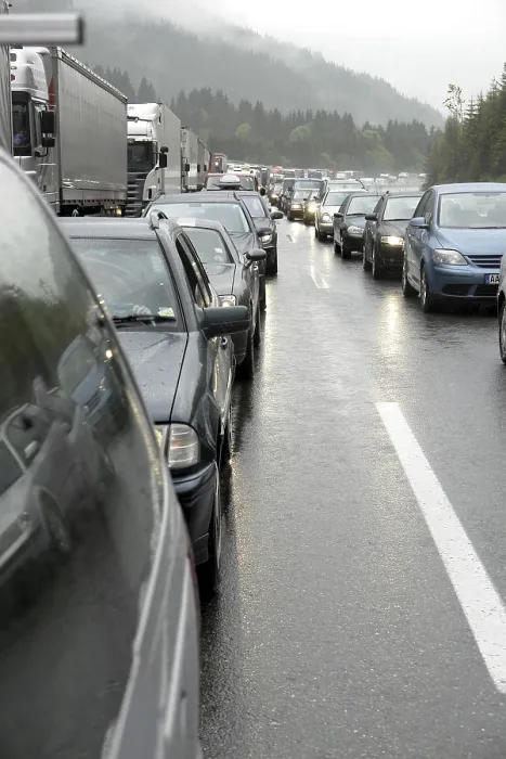 Gerahmter Druck : Verkehrsstau auf einer Autobahn. Gerahmter Druck : Verkehrsstau auf einer Autobahn.