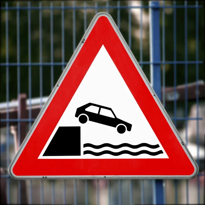Gerahmter Druck : Verkehrsschild, Warnung Wasserseite Gerahmter Druck : Verkehrsschild, Warnung Wasserseite