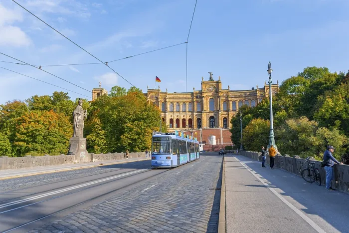 Gerahmter Druck : Straßenbahn auf der Maximiliansbrücke Gerahmter Druck : Straßenbahn auf der Maximiliansbrücke