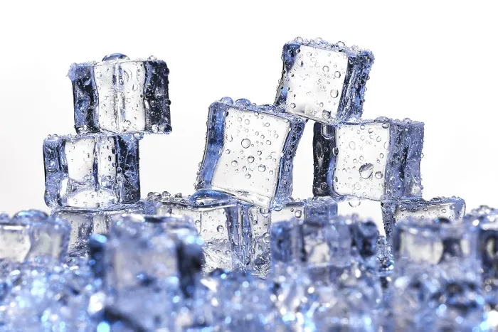 Gerahmter Druck : Eiswürfel auf weißem Hintergrund Gerahmter Druck : Eiswürfel auf weißem Hintergrund