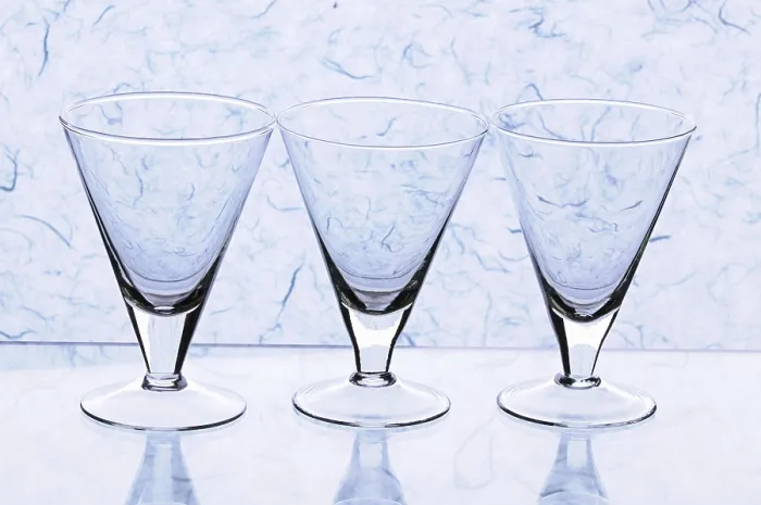 Gerahmter Druck : Transparente leere Gläser auf blauer Hintergrund. Gerahmter Druck : Transparente leere Gläser auf blauer Hintergrund.