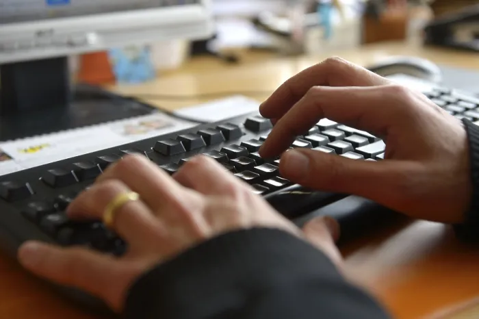 Gerahmter Druck : Männer tippen auf einem Computer-Tastatur