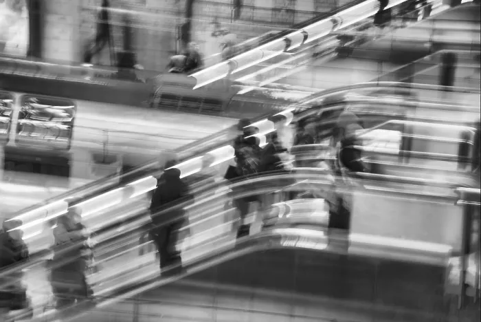 Gerahmter Druck : Reisende auf der Rolltreppe. Gerahmter Druck : Reisende auf der Rolltreppe.