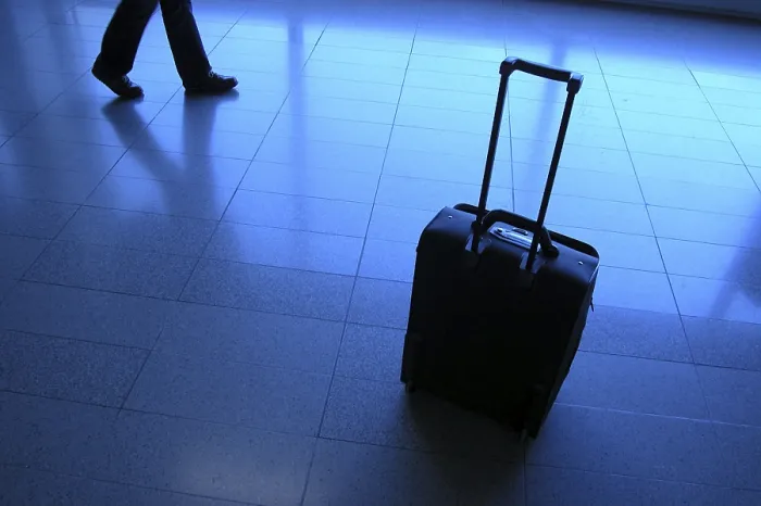 Gerahmter Druck : Mit Reisekoffer unterwegs. Gerahmter Druck : Mit Reisekoffer unterwegs.