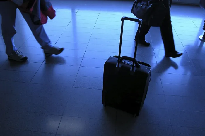 Gerahmter Druck : Reisen mit Koffer.