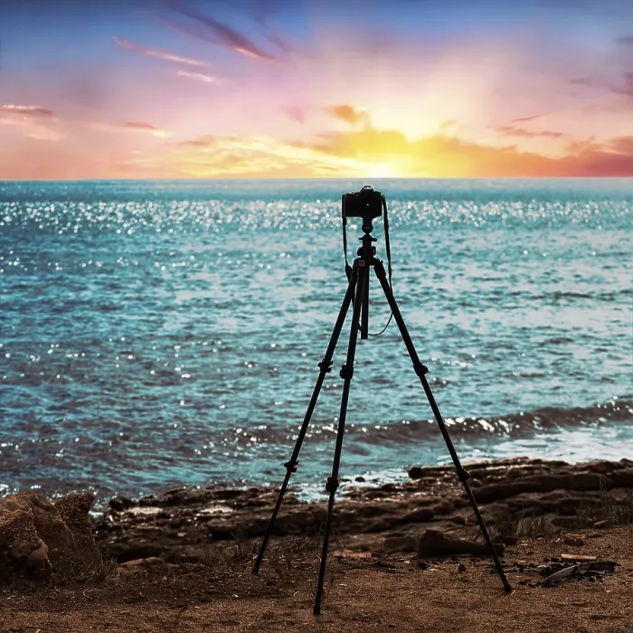 Gerahmter Druck : Tripod mit Kamera steht auf dem Strand. Gerahmter Druck : Tripod mit Kamera steht auf dem Strand.