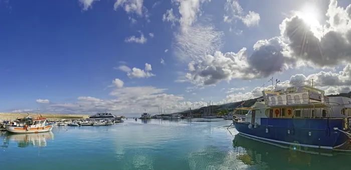 Gerahmter Druck : Hafen von Tropea mit Ausflugsschiff Gerahmter Druck : Hafen von Tropea mit Ausflugsschiff