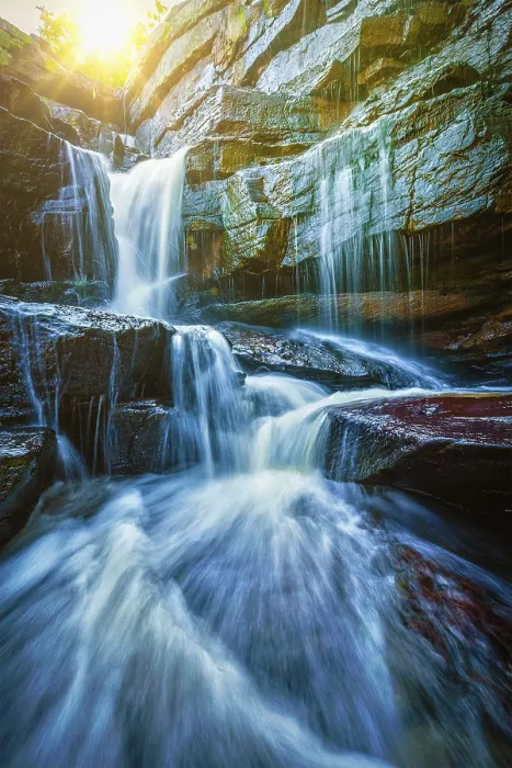 Gerahmter Druck : Tropischer Wasserfall mit Sonnenstrahlen. Gerahmter Druck : Tropischer Wasserfall mit Sonnenstrahlen.