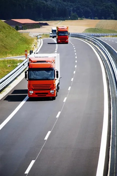 Gerahmter Druck : Zwei Lastwagen auf der Straße. Gerahmter Druck : Zwei Lastwagen auf der Straße.