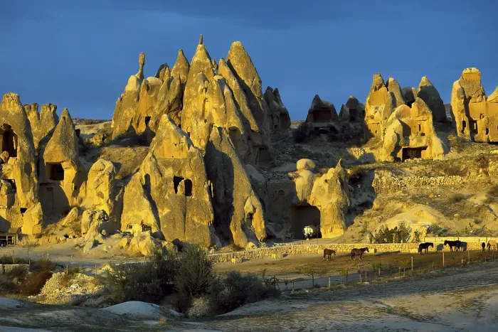Gerahmter Druck : Tufa-Formationen im Abendlicht. Gerahmter Druck : Tufa-Formationen im Abendlicht.