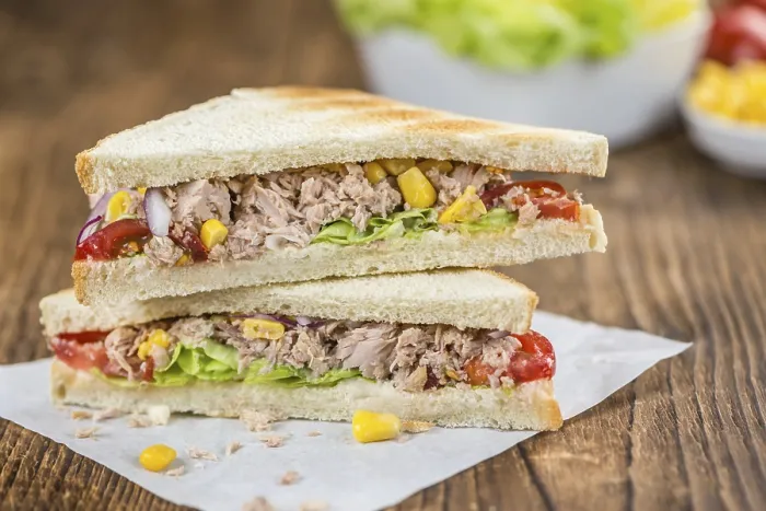Gerahmter Druck : Thunfisch-Sandwich (selective focus)