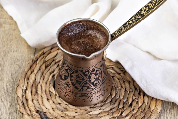 Gerahmter Druck : Türkischer Kaffee auf einem Tisch. Gerahmter Druck : Türkischer Kaffee auf einem Tisch.