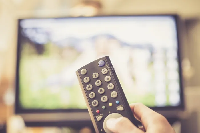 Gerahmter Druck : Fernsehfernbedienung im Vordergrund. Gerahmter Druck : Fernsehfernbedienung im Vordergrund.