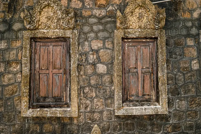 Gerahmter Druck : Zwei verwitterte Fenster in einem rustikalen Steinmauer. Gerahmter Druck : Zwei verwitterte Fenster in einem rustikalen Steinmauer.